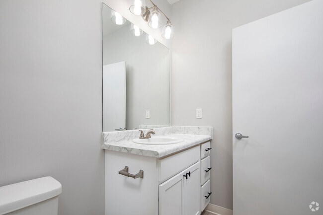 2BR, 2BA - 726SF