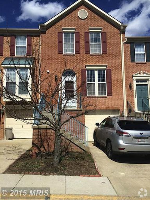 Building Photo - A spacious three bedroom, two and one half... Rental