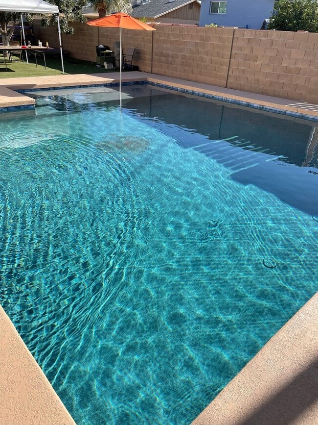 Building Photo - Exceptional 6-Bedroom Residence Near ASU with Garage & Modern Conveniences