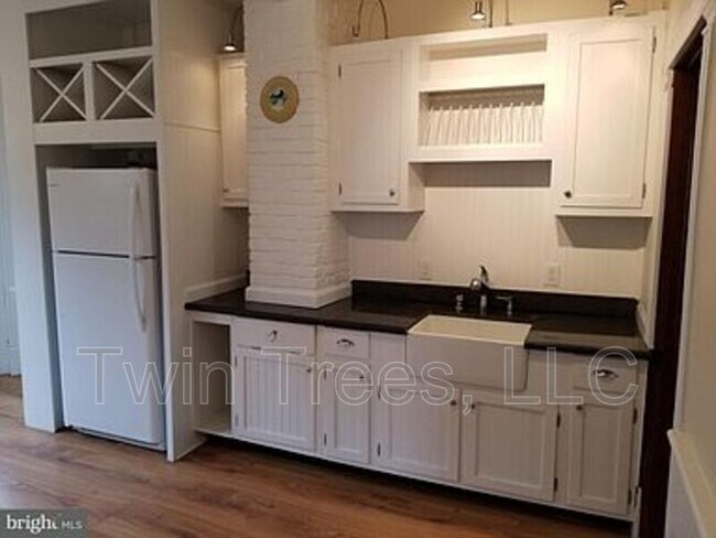 Photo - 5752 Main St