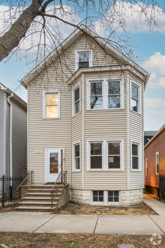 Building Photo - 2137 N Maplewood Ave Unit 2F Rental