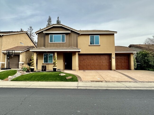 Building Photo - Must See This Beautiful 4 Bedroom 3 Bathro...