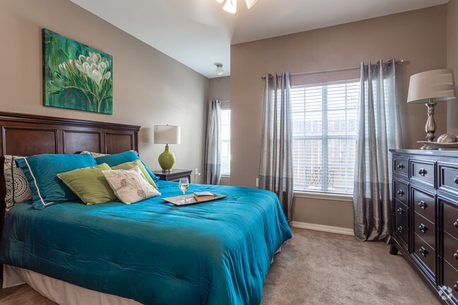 2BR, 2BA - 1,004SF