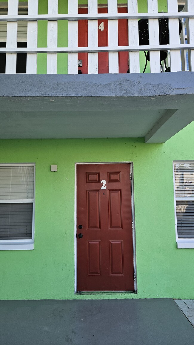 Puerta de entrada principal del apartamento - 309 Avanda Ct Unidad 2