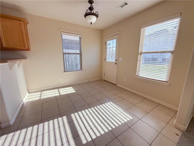 Photo - 902 Oakwood Ln