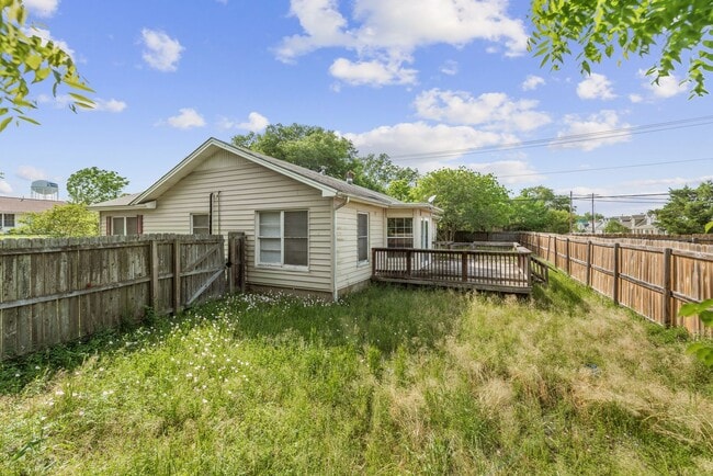 Photo - PRE-LEASING Spacious 2 Bed/1 Bath with Har...