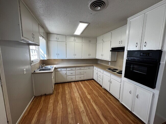 Photo - House Located Near Maxey Park, Medical District & Elementary School!