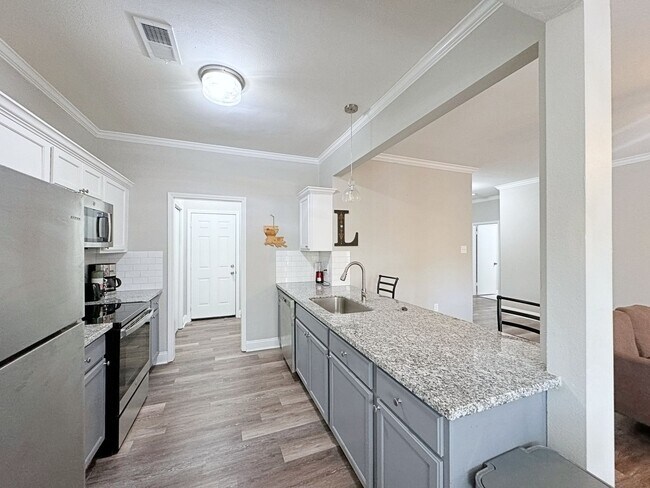 Photo - 4 Bedroom Furnished or UnFurnished rental