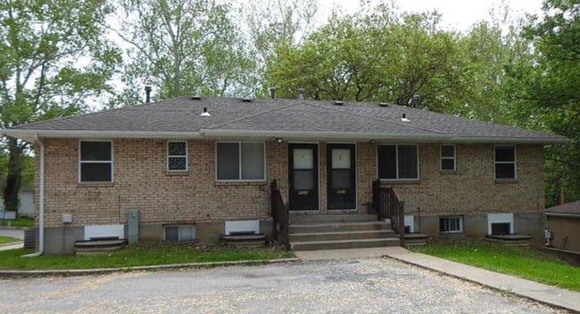 Building Photo - Cozy 2 bedroom and 1 bath apartment off 48th St to Gateway Ave off I-69 in Riverside, MO