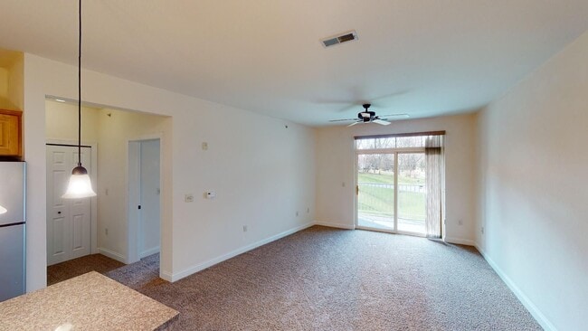 Photo - Delafield Lakes Apartments
