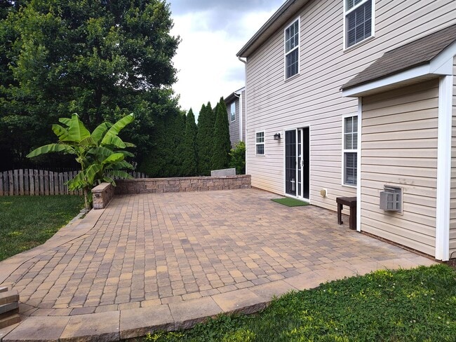 Building Photo - Beautiful Home in Berewick - HUGE custom stone patio
