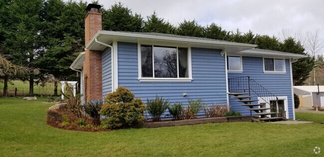 Building Photo - Spacious home on acreage