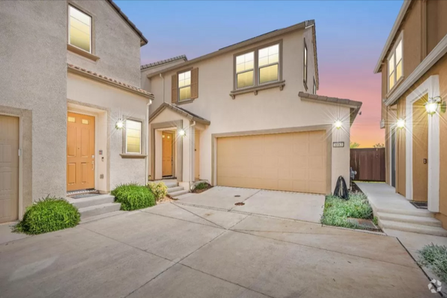 Building Photo - Dream Home Alert: 5 Bedrooms of Pure Comfo...
