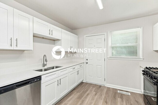 Photo - 3 Bedroom Pet-Friendly Home in Charlotte, NC with Main Street Renewal