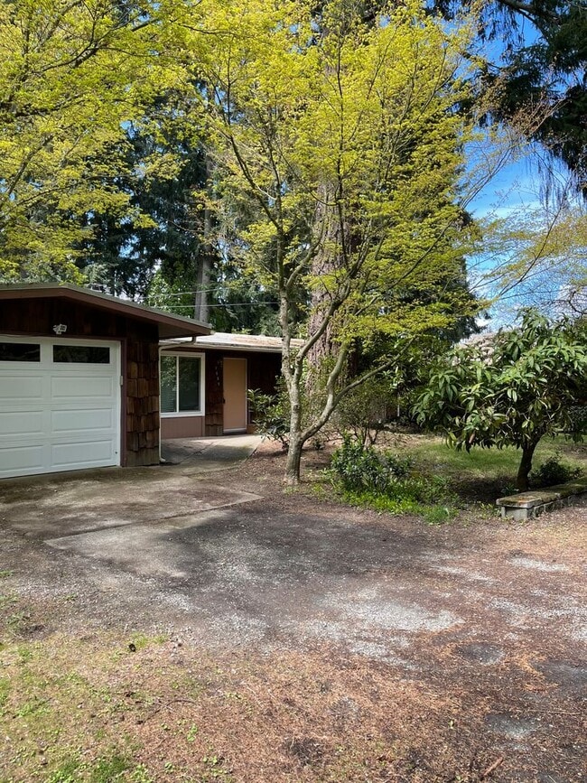 Building Photo - Nice Home with Large Backyard in Desirable...