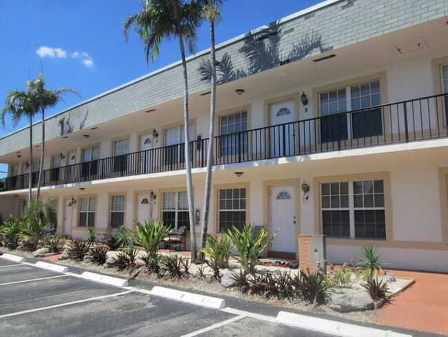 Building Photo - 405 N Cypress Dr Unit 8