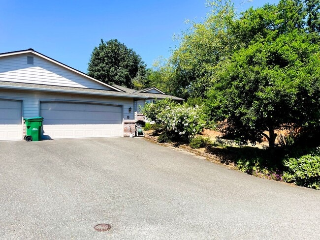 Building Photo - Recently updated Lynnwood Rambler in a quiet cul-de-sac