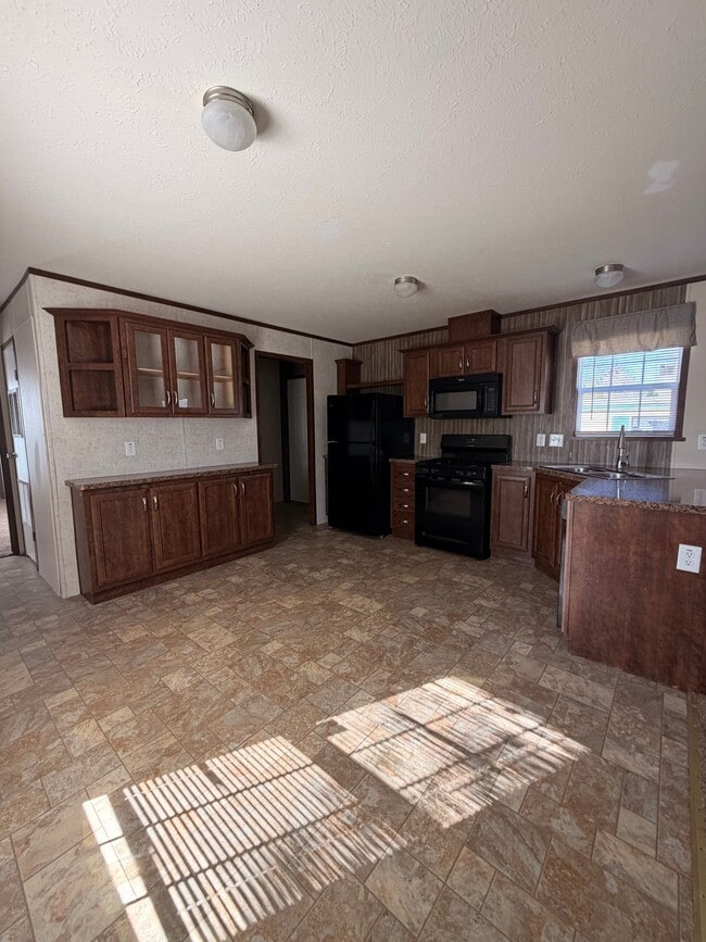 Photo - 220 Lakeshore Cir
