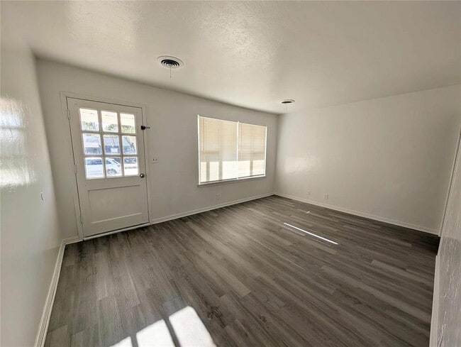 416 E Jarman Dr