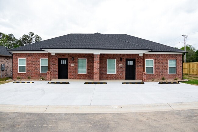 Photo - 200 N Main St