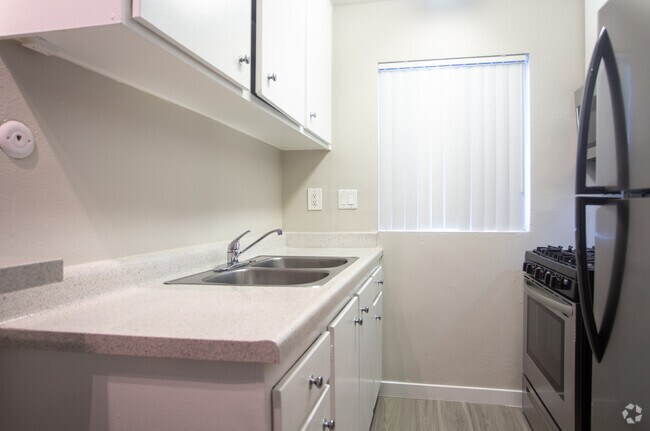 1BR, 1BA-600 SF