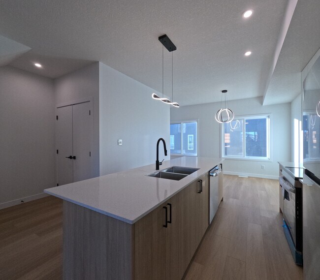 Photo - 18120-18128 28 Ave SW