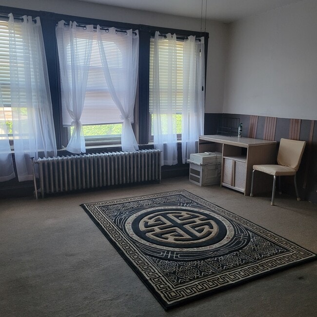Large sunny front room. - 435 N 39th St Apartments