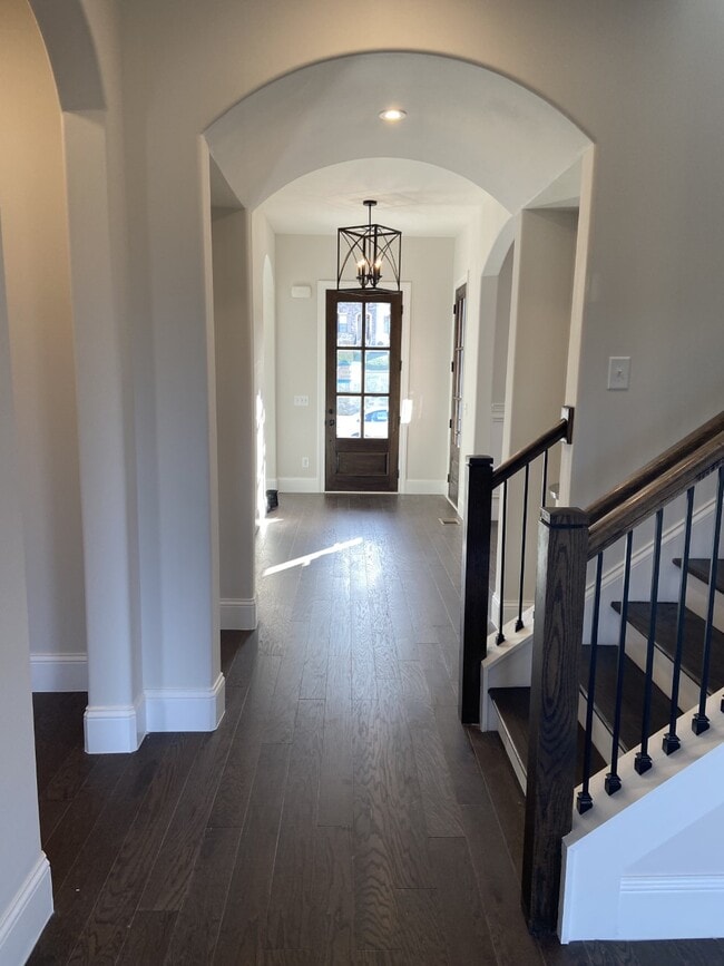 Techos de 10 pies con gran entrada. - 1026 October Park Way