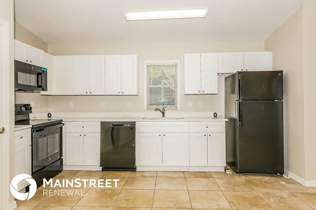 Photo - 824 Pinewood St