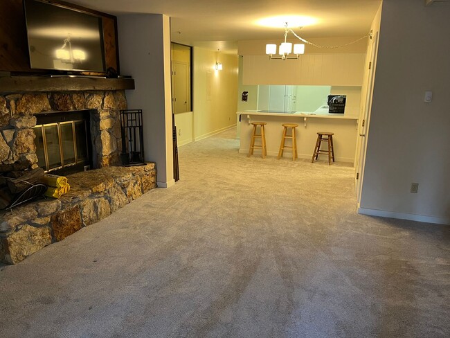 Building Photo - Spacious 1 bed, 2 bath condo - Available December 1st ($2500/month)