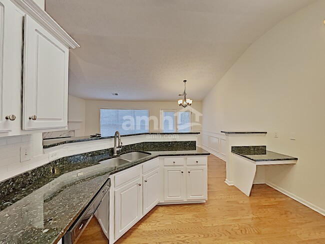 Photo - 558 The Blvd