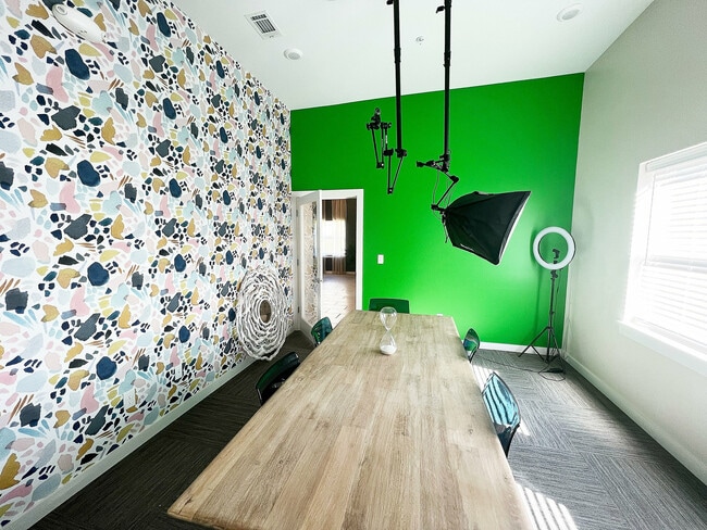 Building Photo - College Vue on University Rental