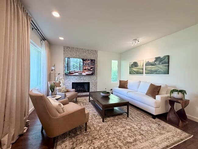 Building Photo - 177 N Singingwood St