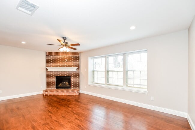 Photo - 2913 Louis St