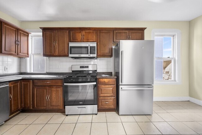 Building Photo - 427 Ferry St Unit 2