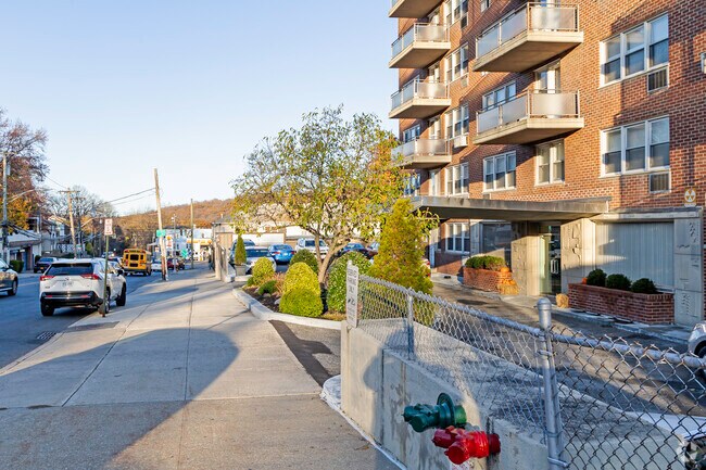 Pasarela - 385 McLean Ave