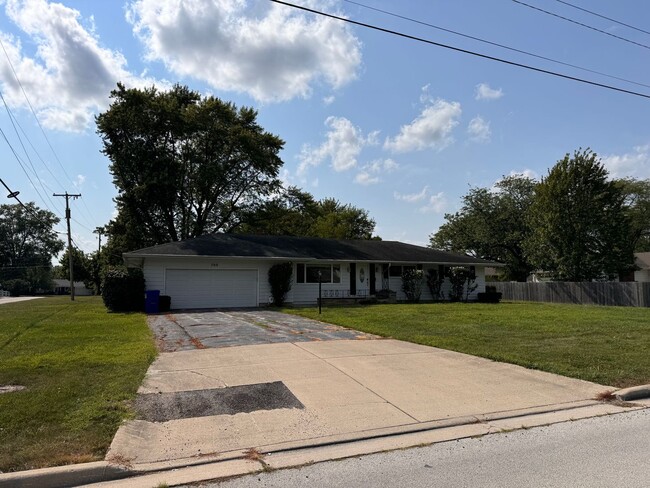 Beautiful Country Club area home available... - Beautiful Country Club area home available...