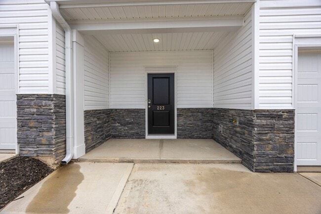 Photo - STUNNING TOWNHOME IN BLYTHEWOOD