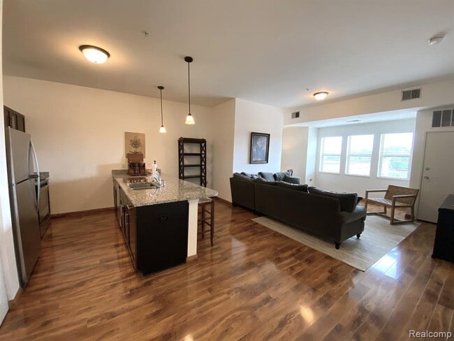 Photo - 134 N Leroy St Unidad 406