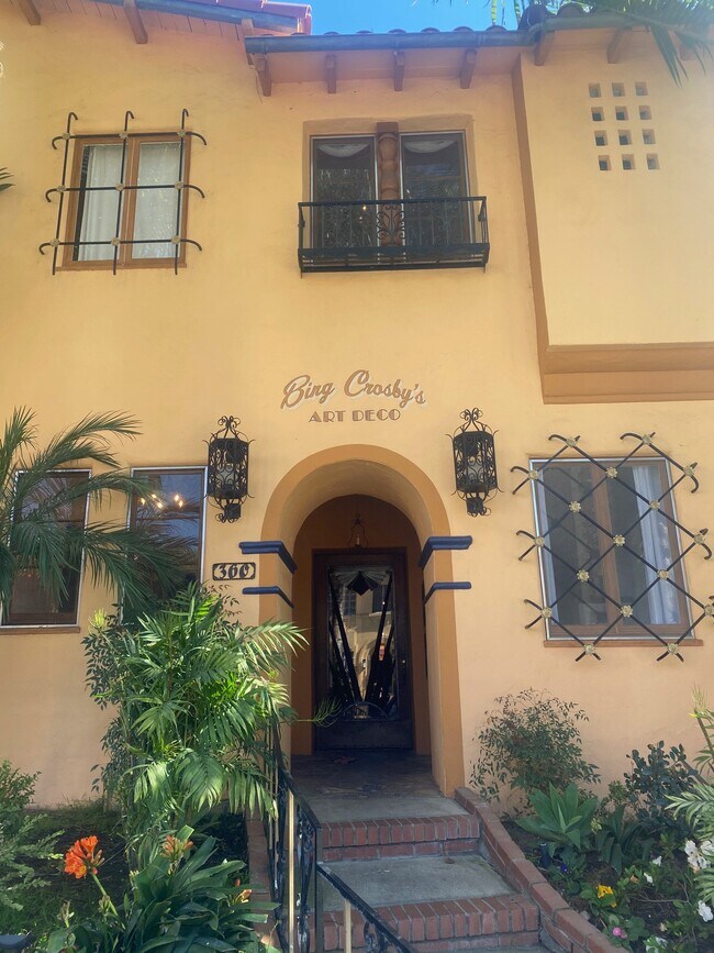 360 Cloverdale Ave Unit 104