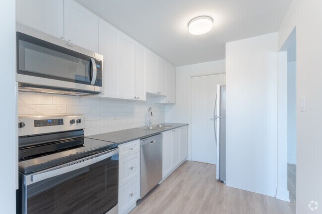 2BR, 1BA - 905SF - Kitchen - 139 Christopher Drive, 205 Champlain Blvd, 215 Champlain Blvd