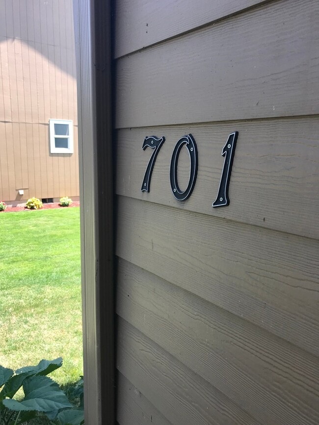 Photo - (SAM 15) 3 bedroom and 1.5 Bathroom duplex Unit 701