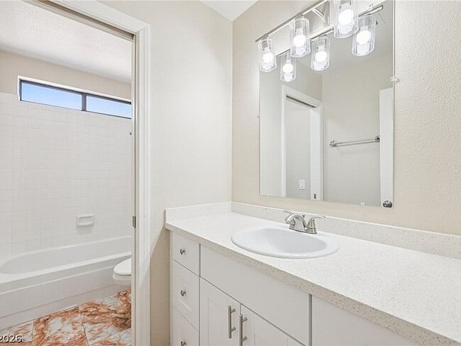 Photo - 582 Kavanagh Pl