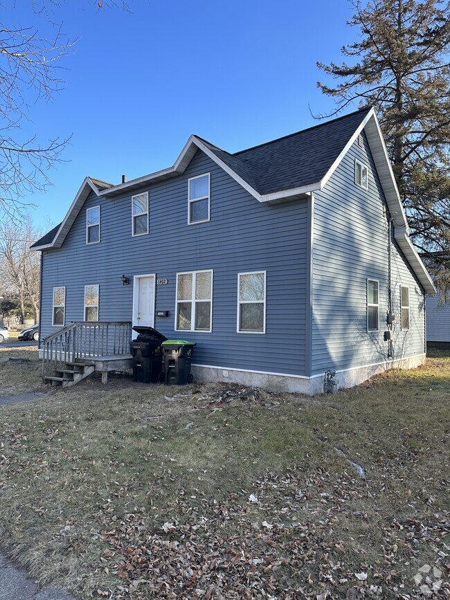 Building Photo - 1402 8th St E Rental