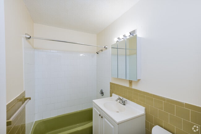 1BR, 1BA - 765SF - Bathroom