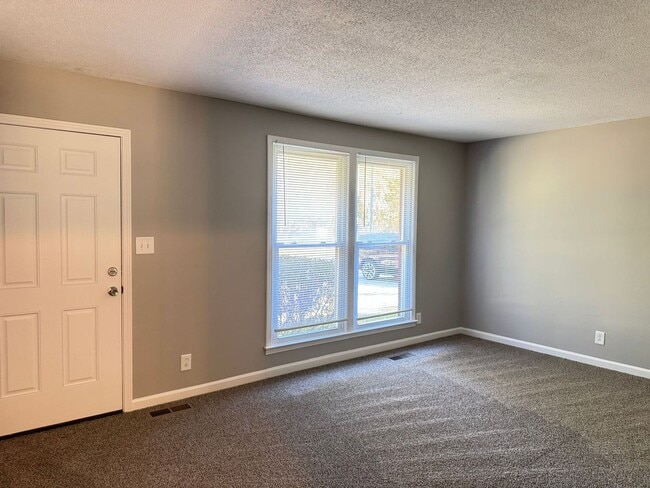 Photo - 3 Bedroom/1 Bath near shopping off Wilma R...