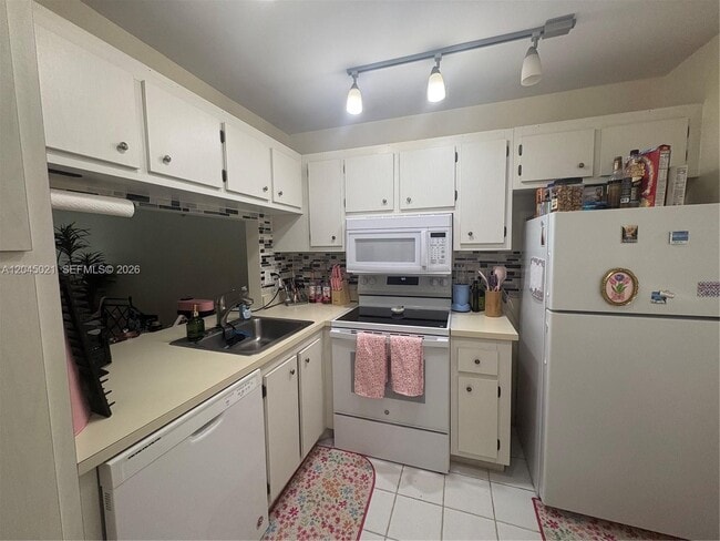 Building Photo - 9340 Lagoon Pl Unit 202
