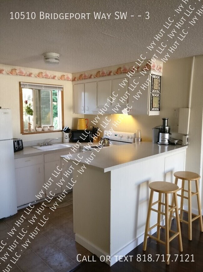 Building Photo - 10510 Bridgeport Way SW Unit 3