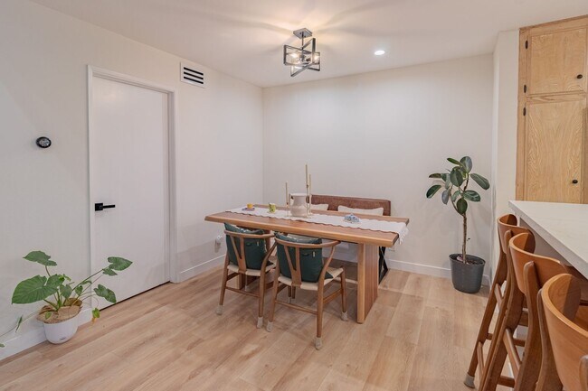 Photo - Beautifully remodeled top-floor 1b/1b cond...