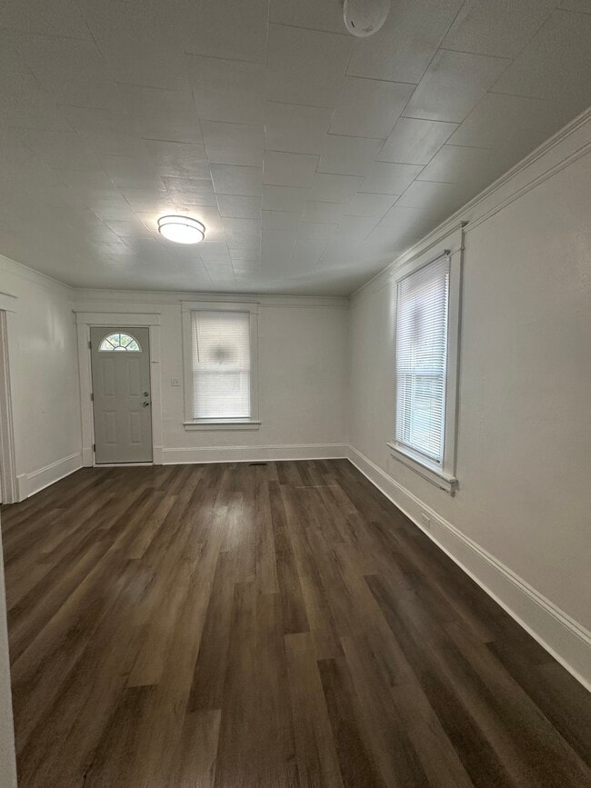 Building Photo - 617 Pender St